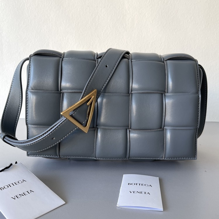 보테가 베네타 토프 패디드 카세트백 그레이